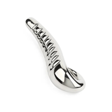 Sølv Devil's Tongue metall dildo med ribbet skaft og ergonomisk grep for G-punkt og prostata stimulering.