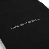 Mr. Steel logo i sølv på en svart tekstiloverflate.