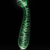 Glødende grønn borosilikatglass G-punkt dildo med buet form og lysende partikler.