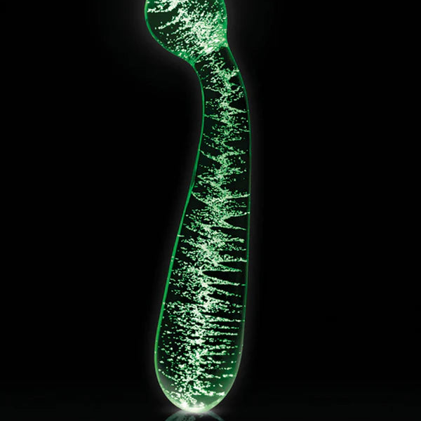 Glødende grønn borosilikatglass G-punkt dildo med buet form og lysende partikler.