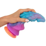 Glitrende Mystic Dragon fantasydildo i regnbuefarger, med detaljerte riller og sugekopp.