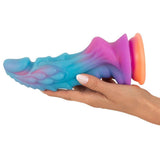 Glitrende Mystic Dragon fantasidildo i regnbuefarger, med detaljert tekstur og sugekopp.