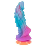 Glitrende Mystic Dragon fantasidildo i regnbuefarger, med detaljerte riller og sugekopp.