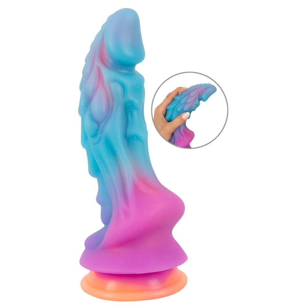 Glitrende Mystic Dragon fantasidildo i regnbuefarger, blå, rosa og lilla, med sugekopp.