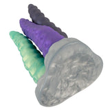 Triple Tentacle fantasidildo med tre fleksible armer i lilla, grønt og grått, laget av kroppssikker silikon.