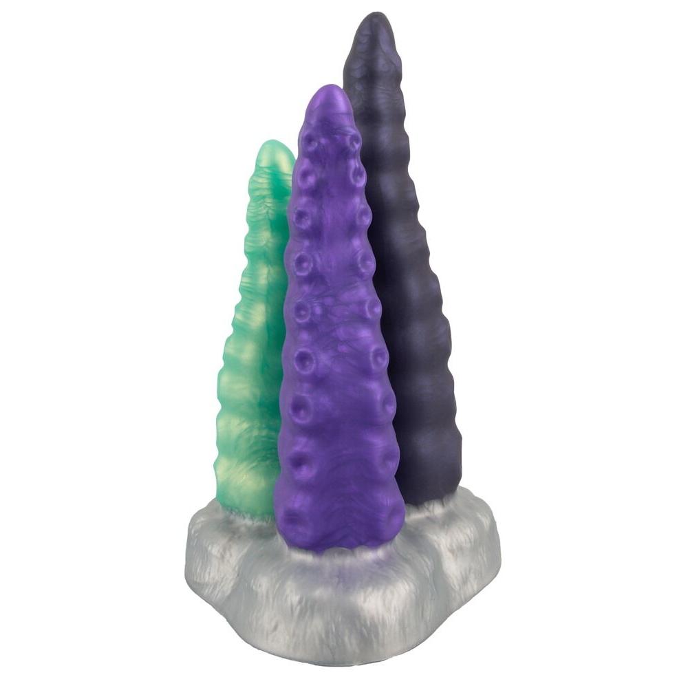 Triple Tentacle fantasidildo med tre fleksible armer i lilla, grønt og svart, med teksturert overflate.