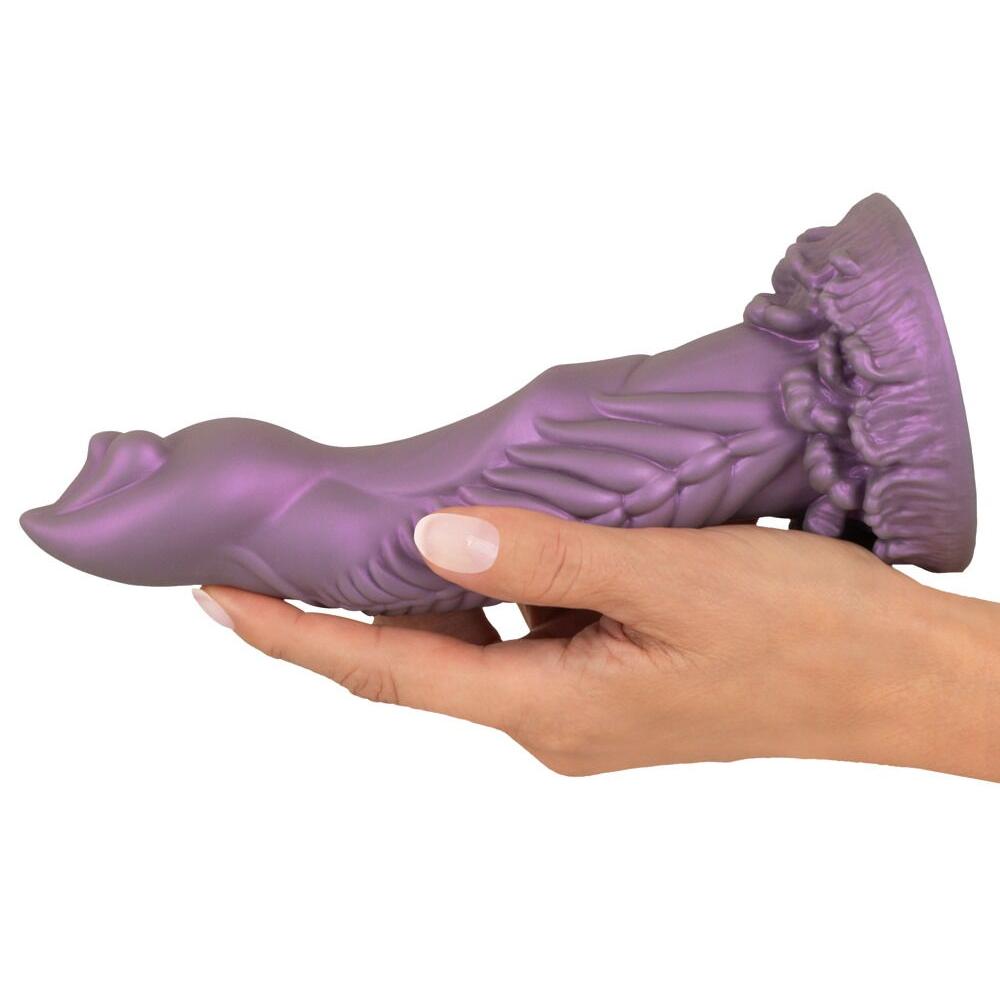 Metallisk lilla Alien Phallus fantasidildo i Liquid Silicone, holdt i en hånd. Har en avsmalnende tupp og strukturert skaft.