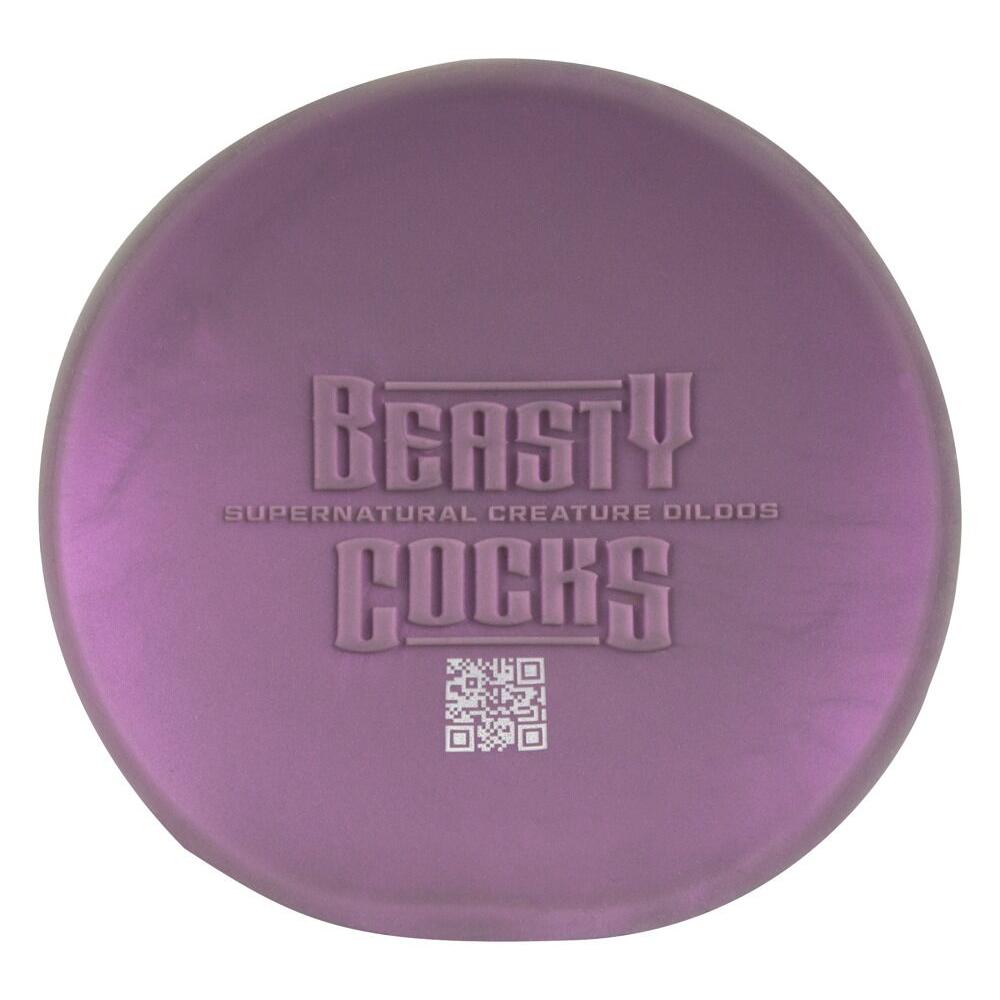 Lilla, rund plate med "BEASTY SUPERNATURAL CREATURE DILDOS COCKS" og QR-kode.