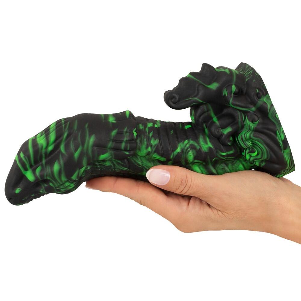 Lizard Peak fantasidildo i svart og grønn marmorert reptildesign, holdt i en hånd.