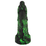 Svart og grønn marmorert fantasidildo med reptilinspirert design, dype riller og strukturert overflate.