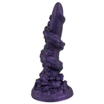 Lilla, tentakelinspirert fantasidildo med metallisk glans, strukturert skaft og sugekopp.
