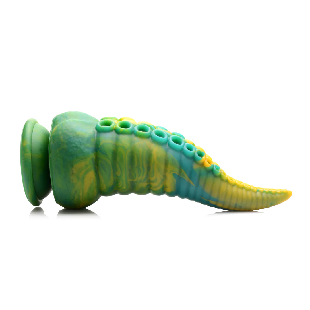 Marmorert grønn, blå og gul silikon dildo med tentakler og sugekopper, sett fra siden.
