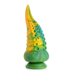 Marmorert grønn, blå og gul silikon dildo med tentakler og sugekopper, smal tupp og bred base.