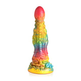 Regnbuefarget S-formet dildo med iriserende overflate, riller, nupper og sugekoppbase.