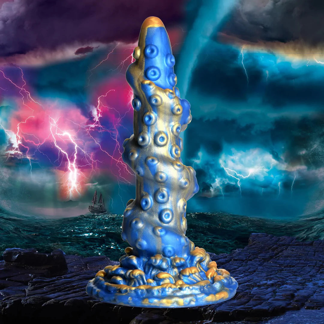 Blå og gullfarget Kraken fantasy dildo med sugekopper, spiralformet tekstur, mot stormfull bakgrunn.