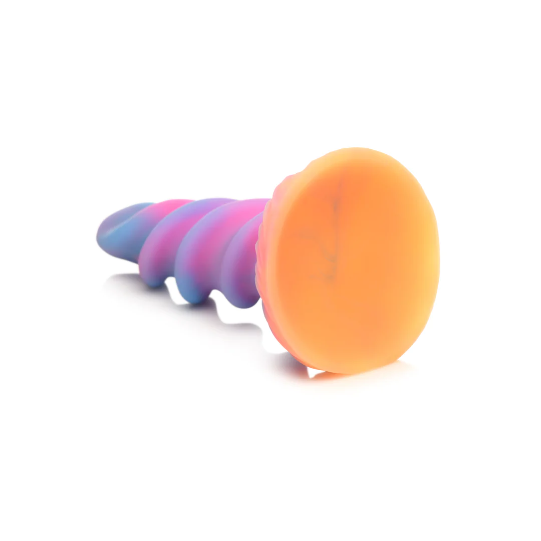 Moon Rider fantasy dildo med glødende enhjørningshorn, spiralformet skaft i rosa, blått, lilla og gult.