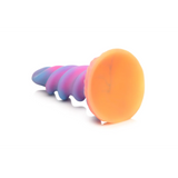 Moon Rider fantasy dildo med glødende enhjørningshorn, spiralformet skaft i rosa, blått, lilla og gult.
