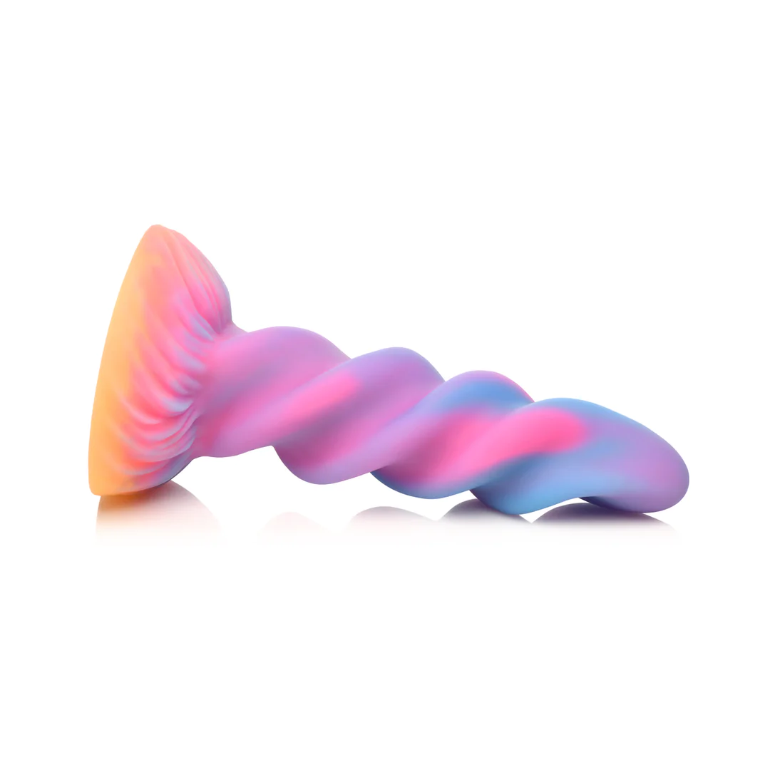 Moon Rider fantasy dildo med glødende enhjørningshorn, spiralformet skaft i rosa, blått, lilla og gult.