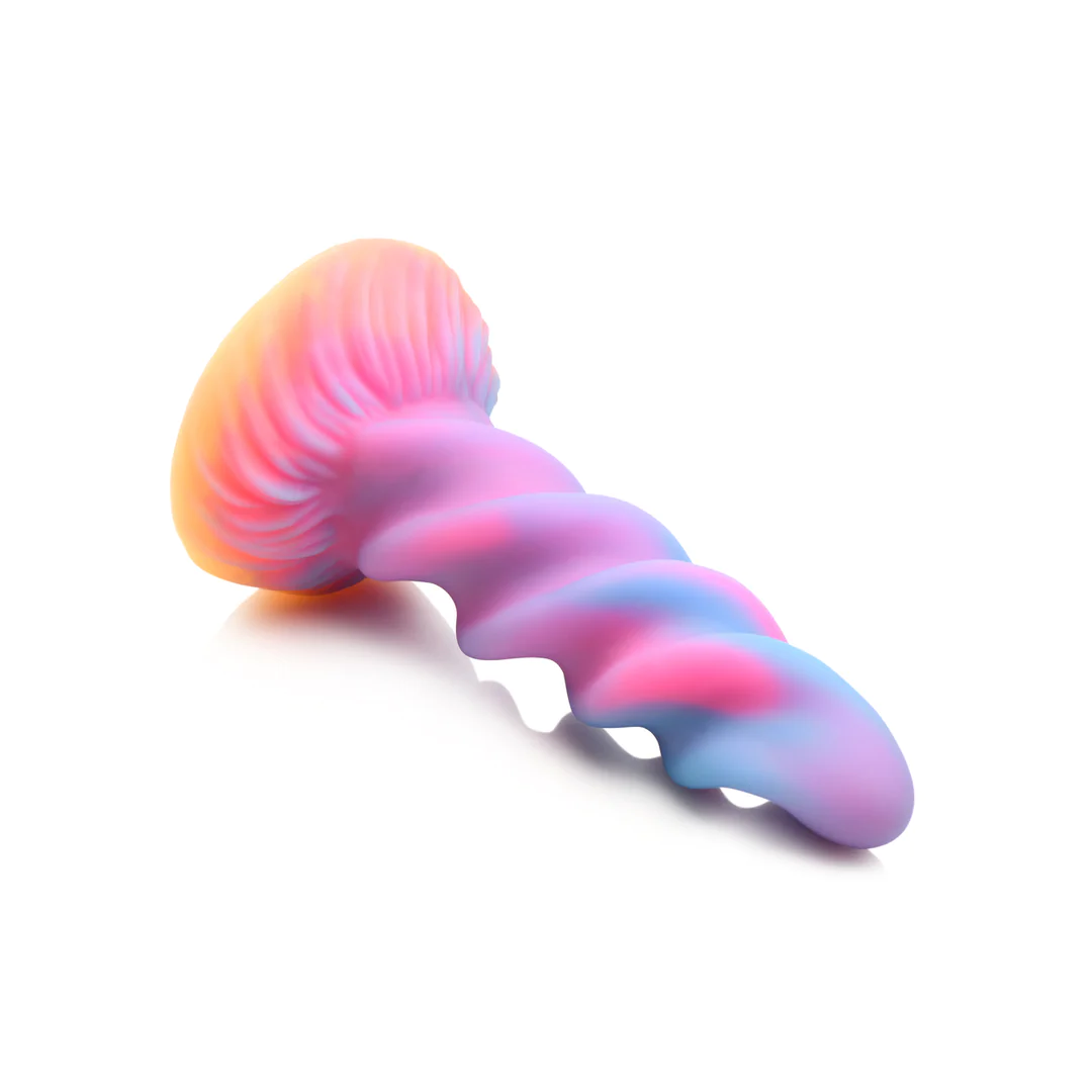 Moon Rider fantasy dildo med glødende enhjørningshorn, spiralformet skaft i rosa, blått, lilla og gult.