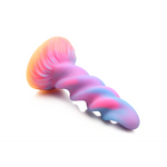 Moon Rider fantasy dildo med glødende enhjørningshorn, spiralformet skaft i rosa, blått, lilla og gult.