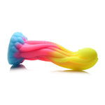 Fargerik, glødende silikon tentakeldildo i blått, rosa og gult med eggformet topp og sugekopper.