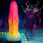 Regnbuefarget Shape Shifter alien-dildo med årete kropp og et mystisk øgleansikt, ved siden av en mørk alien-figur.