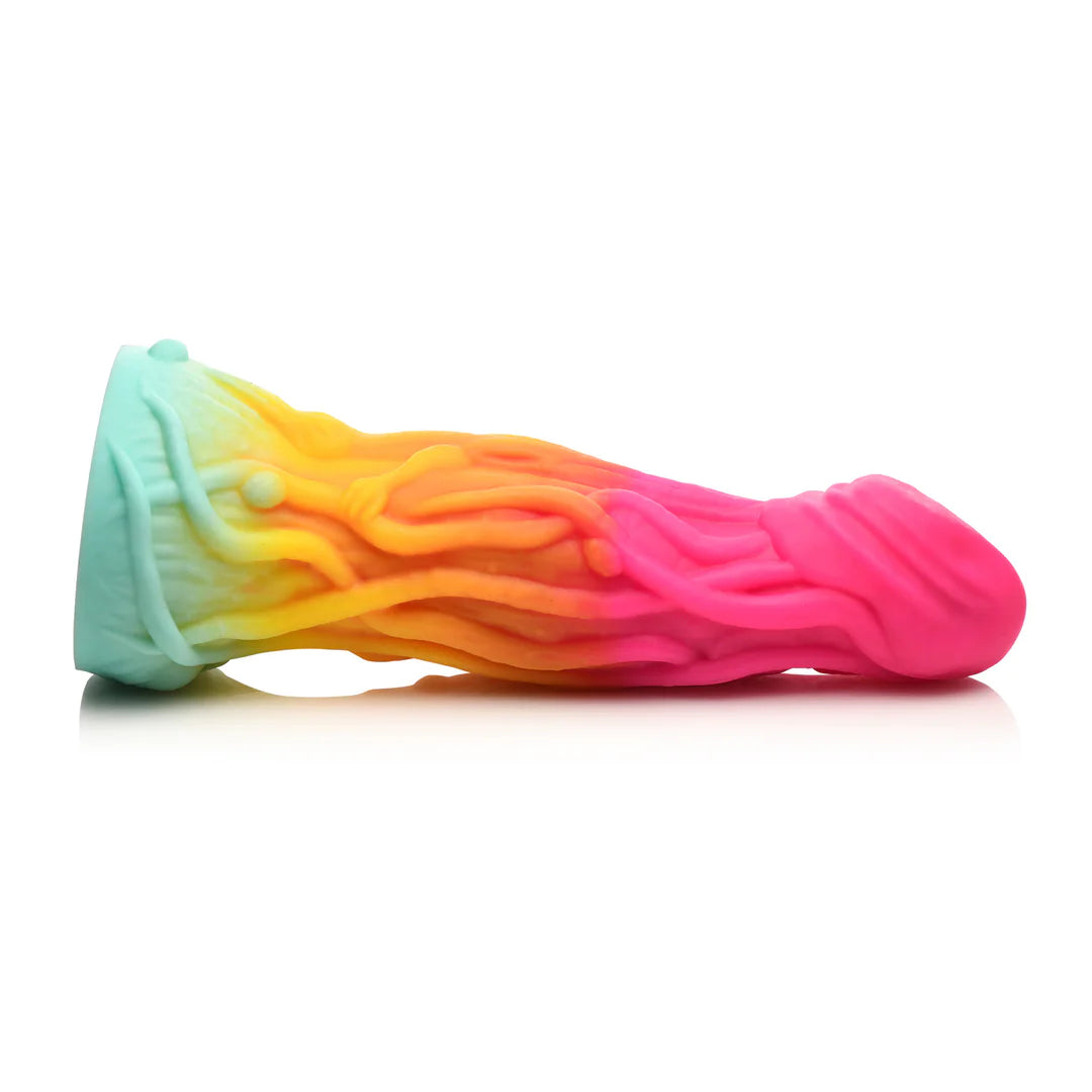 Regnbuefarget Shape Shifter alien dildo med årete kropp og beket øgleansikt.
