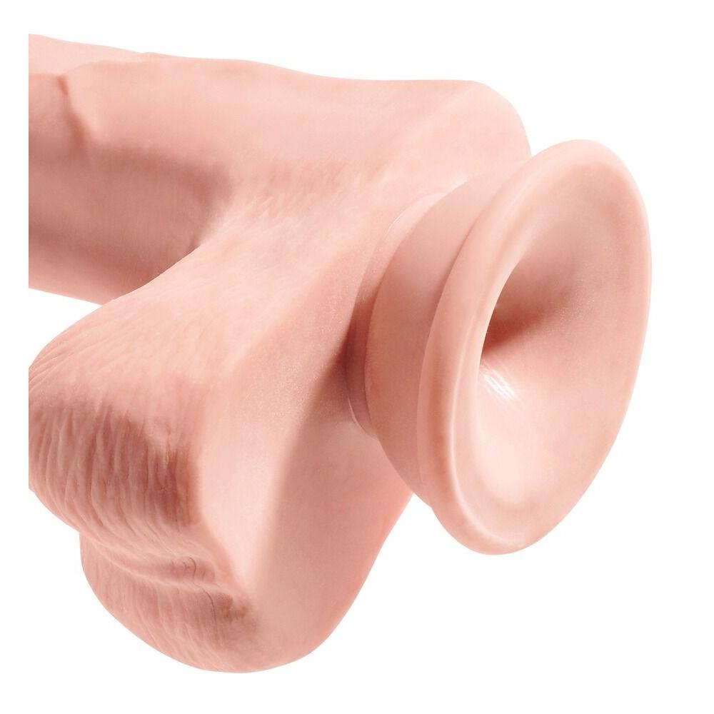 Hudfarget King Cock Plus Triple Density dildo med realistisk tekstur, baller og sugekopp.