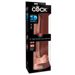King Cock Plus 33 cm Triple Density dildo med baller i hudfarget TPE, vist i emballasjen.