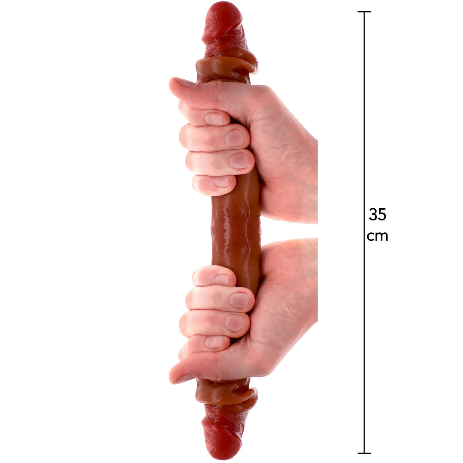 Brun 35 cm dobbeldildo med realistisk forhud, holdt av to hender.