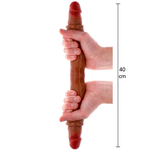 Brun 40 cm dobbel dildo med bevegelig forhud, holdt av to hender.