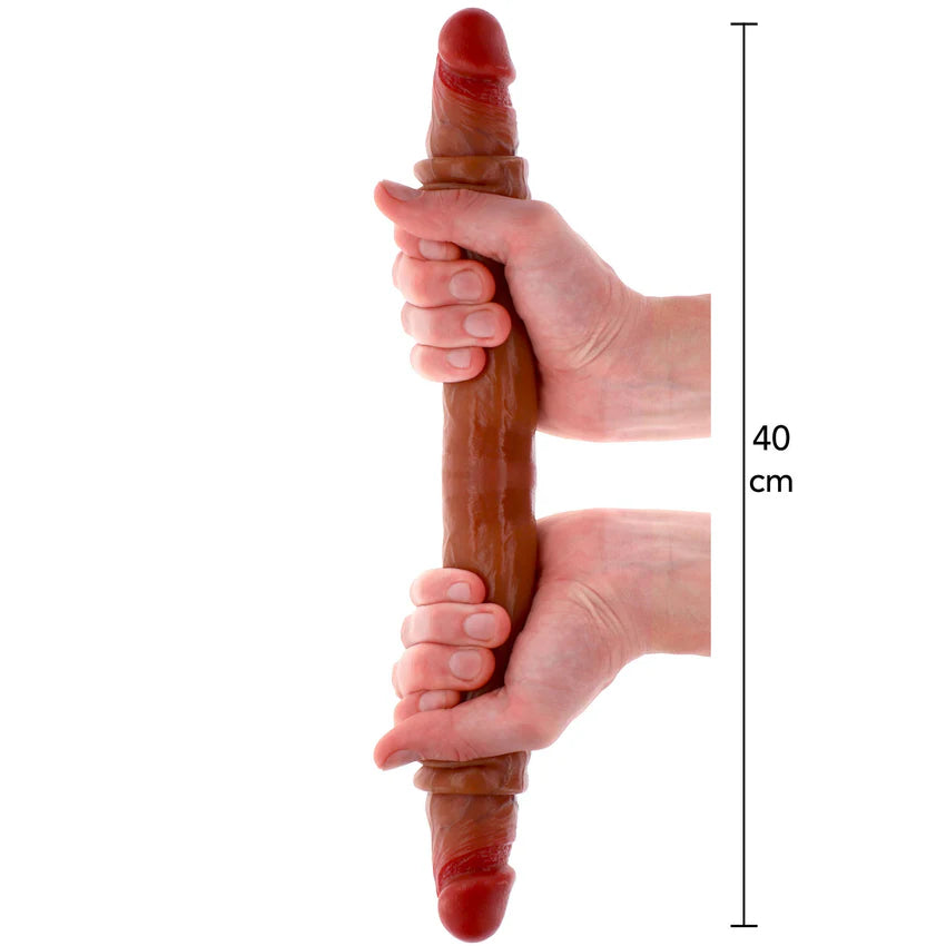 Brun 40 cm dobbel dildo med bevegelig forhud, holdt av to hender.
