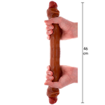 Brun, 46 cm lang dobbel dildo med bevegelig forhud, holdt av to hender.