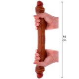 Brun, 46 cm lang dobbel dildo med bevegelig forhud, holdt av to hender.