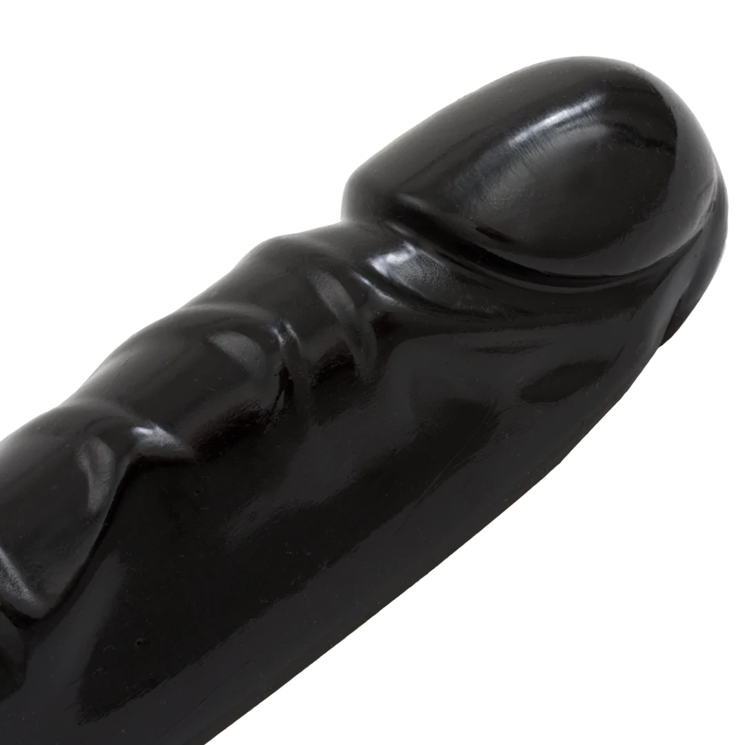 Sort, glinsende dobbeldildo med to markerte hoder og åretegnede detaljer, laget av PVC.