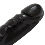 Sort, glinsende dobbeldildo med to markerte hoder og åretegnede detaljer, laget av PVC.