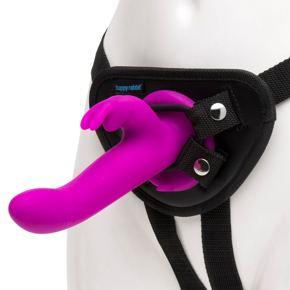 HappyRabbit vibrerende strap-on med fuchsia rabbitvibrator og svart harness.