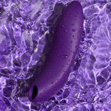 Lilla We-Vibe Melt 2 lufttrykksvibrator i silikon, dekket av vanndråper i lilla vann.