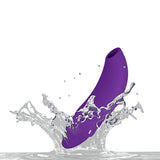 We-Vibe Melt 2 lilla lufttrykksvibrator i silikon, spruter opp fra vannet.