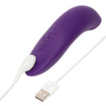Lilla We-Vibe Melt 2 lufttrykksvibrator med hvit silikonspiss og USB-ladekabel.