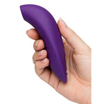 En lilla We-Vibe Melt 2 lufttrykksvibrator i silikon, holdt i en hånd, med ergonomisk form.