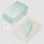 We-Vibe Melt 2 lufttrykksvibrator i dus grønn, med eske, ladekabel og oppbevaringspose.