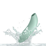 We-Vibe Melt 2 lufttrykksvibrator i dus grønn silikon, delvis nedsenket i vann med sprut.