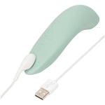 We-Vibe Melt 2 lufttrykksvibrator i dus grønn silikon med hvit USB-ladekabel.