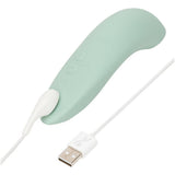We-Vibe Melt 2 lufttrykksvibrator i dus grønn silikon med hvit USB-ladekabel.