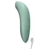We-Vibe Melt 2 lufttrykksvibrator i dus grønn silikon med diskret design og ladekabel.