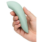 We-Vibe Melt 2 lufttrykksvibrator i dus grønn silikon, holdt i en hånd.