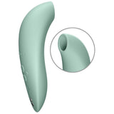 We-Vibe Melt 2 lufttrykksvibrator i dus grønn silikon med buet design og detaljert munnstykke.
